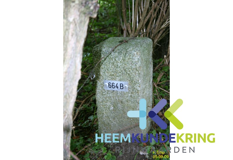 grenspalen Houber 5 - 09 - 09 664B grenspaal aan de rechterzijde van de renbaan aan de voet van de dam Coll.P.Snip F0000013